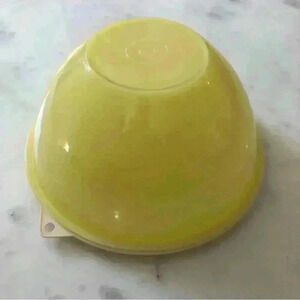 Vintage Tupperware bowl 235-29 in  yellow with Frig-o-Seal replacement lid